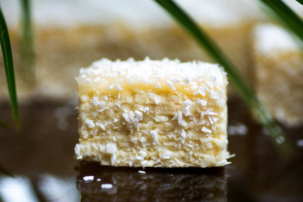Zelfgemaakte kokosnoot wafel zoete gelaagde desserts op een tafel - Foto, afbeelding