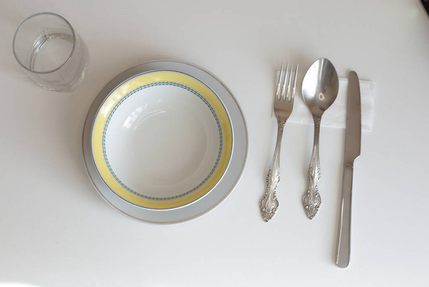 utensilios de cocina limpios para el uso diario, platos vacíos sobre un fondo de mesa blanco
 - Foto, imagen