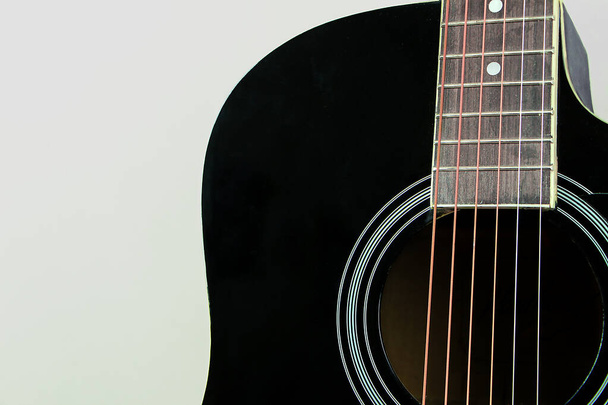 Çelik telli siyah akustik gitar. - Fotoğraf, Görsel