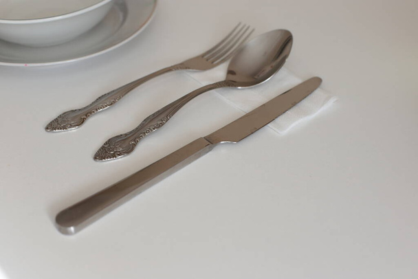 чистий посуд для приготування їжі для повсякденного використання, порожній посуд на фоні білого столу
 - Фото, зображення