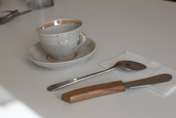 utensílios de cozinha limpos para uso diário, pratos vazios em um fundo de mesa branca
 - Foto, Imagem
