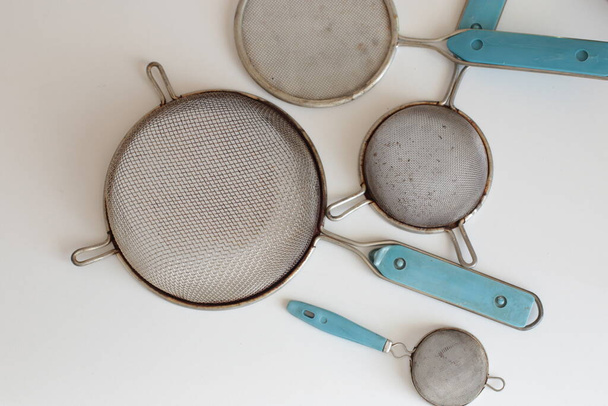 utensilios de cocina limpios para el uso diario, platos vacíos sobre un fondo de mesa blanco
 - Foto, imagen