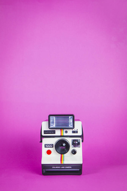 Polaroid aparat fotograficzny na żywym różowym tle - Zdjęcie, obraz