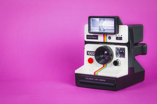 Polaroid φωτογραφική μηχανή φωτογραφία σε ζωντανό ροζ φόντο - Φωτογραφία, εικόνα