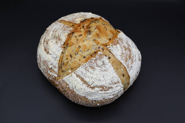Φρέσκο ψωμί με καρυκεύματα σε σκούρο φόντο - Φωτογραφία, εικόνα