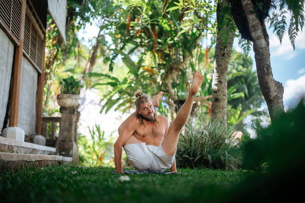 Hombre practica Yoga práctica y meditación al aire libre - Foto, imagen
