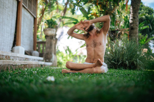 Pratique de l'homme Pratique du yoga et méditation extérieure - Photo, image