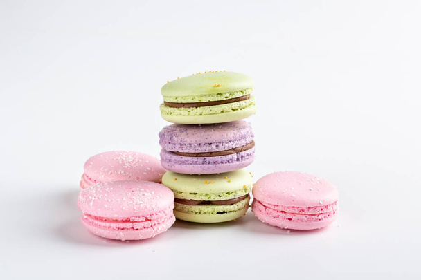 Beyaz arkaplanda izole edilmiş renkli badem kurabiyeleri - Fotoğraf, Görsel