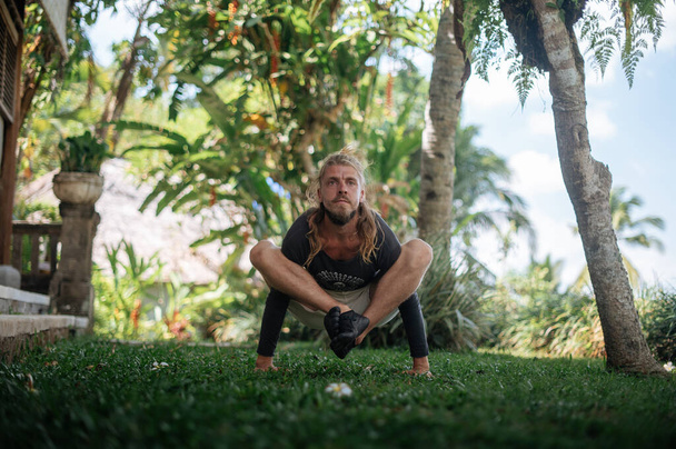 Muž praxe jóga praxe a meditace venku - Fotografie, Obrázek