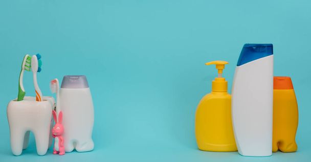 Duschzubehör auf farbigem Hintergrund. Badezimmer Einstellung auf blauem Hintergrund. Mittel der Körperhygiene. - Foto, Bild