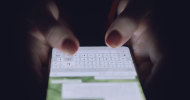 Close up de mulher digitando mensagem no celular no chat online
 - Filmagem, Vídeo