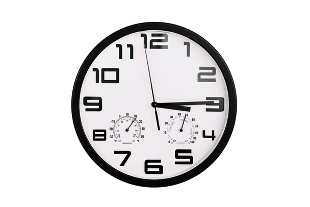 einfache klassische schwarze und weiße runde Wanduhr isoliert auf weiß. Uhr mit arabischen Ziffern an der Wand zeigt 15: 15, 3: 15 - Foto, Bild