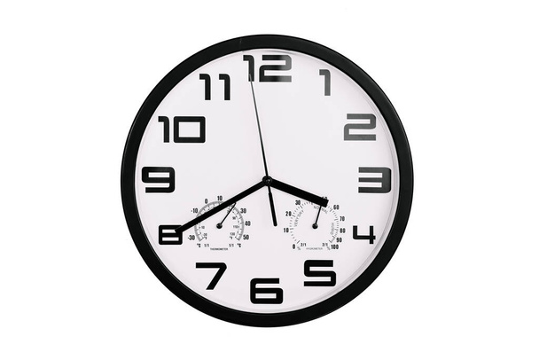 semplice classico orologio da parete rotondo in bianco e nero isolato su bianco. Orologio con numeri arabi sul muro mostra 15: 40, 3: 40
 - Foto, immagini