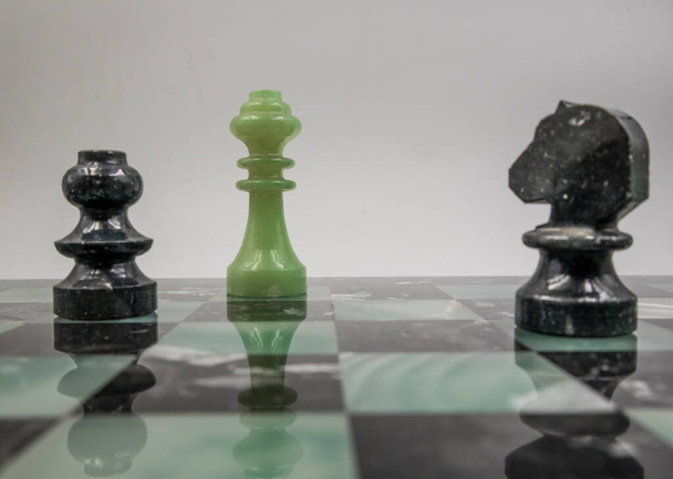 мраморная шахматная доска с шахматными фигурами, изолированный, белый фон
 - Фото, изображение
