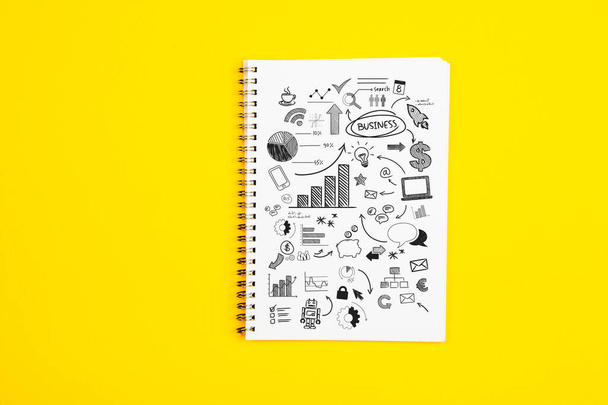 Biała strona papieru z bazgrołami i strategii biznesowych na żółtym tle - Zdjęcie, obraz