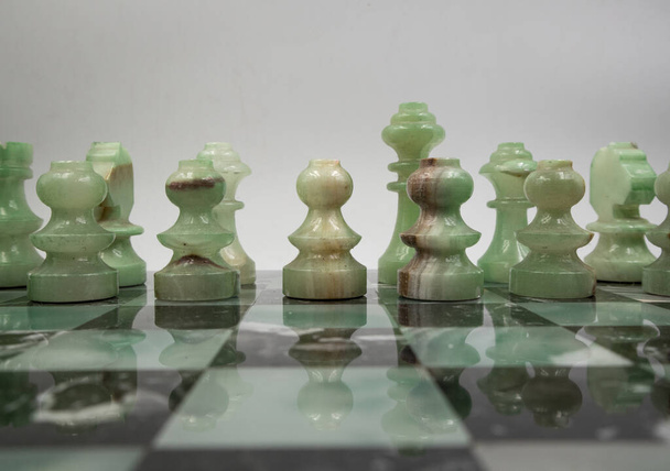 мраморная шахматная доска с шахматными фигурами, изолированный, белый фон
 - Фото, изображение
