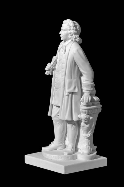 Klassische Marmorstatue eines Mannes auf schwarzem Hintergrund - Foto, Bild