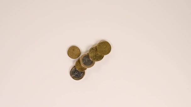 Европейские монеты скользят на белом фоне. финансовая и деловая концепция
 - Кадры, видео