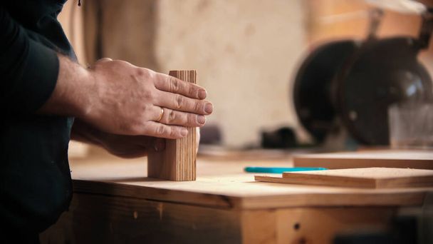 Tischlerei - Mann hält flache Holzteile in der Werkstatt - Foto, Bild