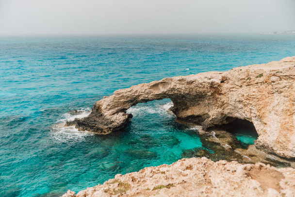die brücke der liebe oder liebe brücke befindet sich in einer der schönsten touristenattraktionen in ayia napa, zypern. - Foto, Bild