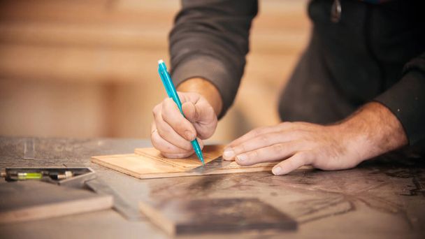 Carpentry working - making marks on the wood with a pencil - Foto, afbeelding