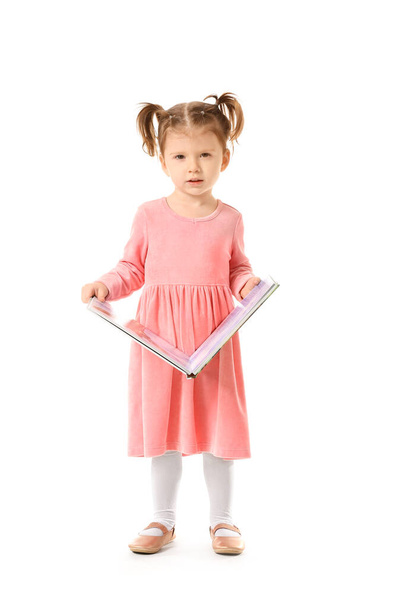 Nettes kleines Mädchen mit Buch auf weißem Hintergrund - Foto, Bild