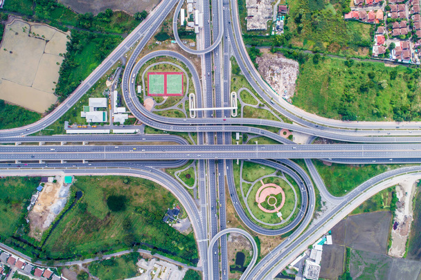 Вид з повітря на перехрестя шосе транспортна дорога з автомобілем
 - Фото, зображення