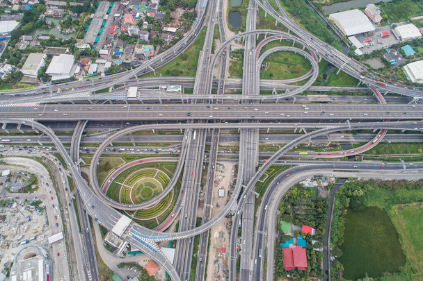 Luchtfoto dagzicht op kruising kruising weg met auto vervoer - Foto, afbeelding