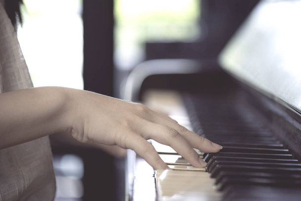 Lady χέρι παίζει πιάνο μουσική πιέζοντας το χέρι της στο πληκτρολόγιο - Φωτογραφία, εικόνα