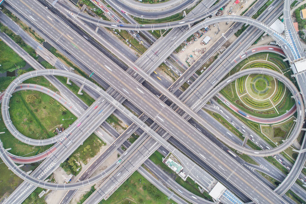 Αεροφωτογραφία της διασταύρωσης οδικής κυκλοφορίας με τη μεταφορά αυτοκινήτων - Φωτογραφία, εικόνα