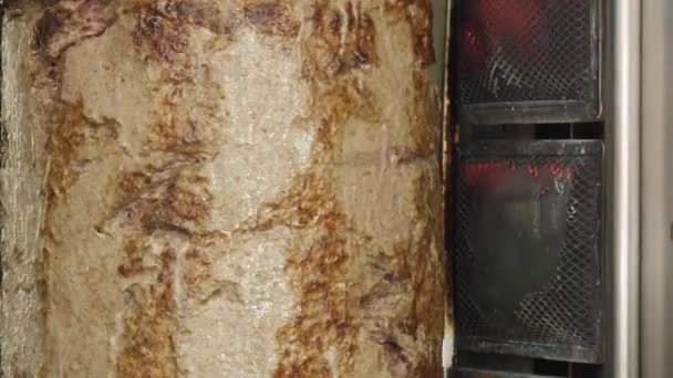 Ruoanlaitto shawarma ja ciabatta lihaa vartaassa Kebap grilli. lihakerrokset koukussa vartaassa
 - Materiaali, video
