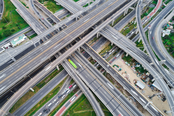 Intersección vista aérea transversal en la ciudad, Transporte industrial - Foto, imagen