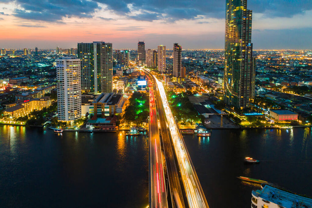 Panorama Günbatımı Tayland 'da nehir kenarı manzaralı Bangkok şehir manzarası - Fotoğraf, Görsel