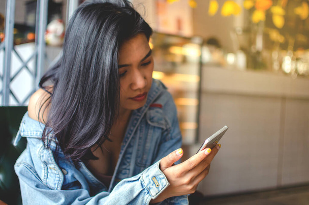 girl using smart phone in cafe - Foto, immagini