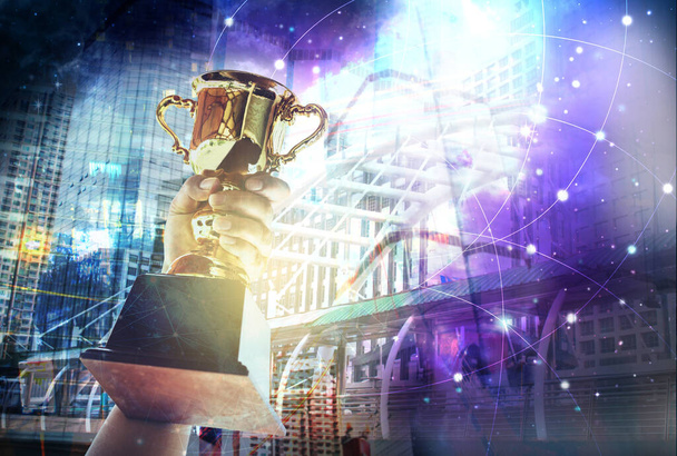 concepto de victoria, Hombre sosteniendo una copa de oro trofeo es el ganador en una competencia con la red global de Internet Concepto
.  - Foto, imagen