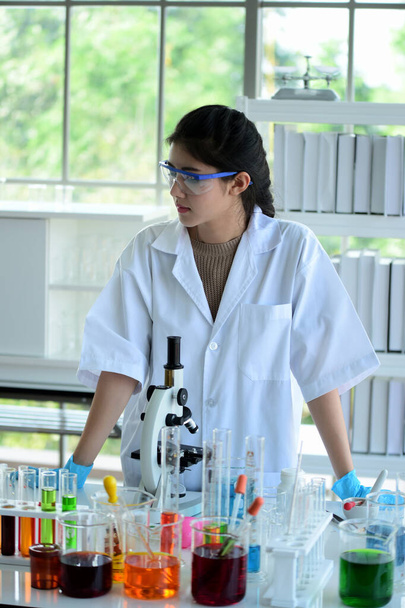 científica femenina en laboratorio con tubos de ensayo - Foto, imagen