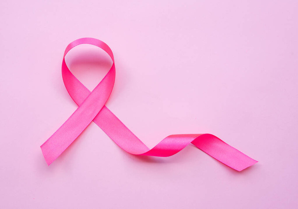 Růžová stuha, symbol povědomí o rakovině prsu na růžovém pozadí. - Fotografie, Obrázek