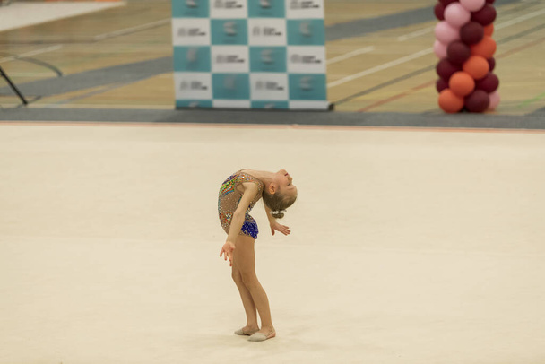 Retrato de uma jovem ginasta. Retrato de uma menina de 7 anos em competições de ginástica rítmica
 - Foto, Imagem