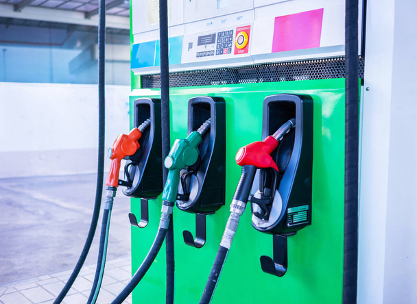 Benzinpumpa töltőfúvókák a benzinkútnál - Fotó, kép