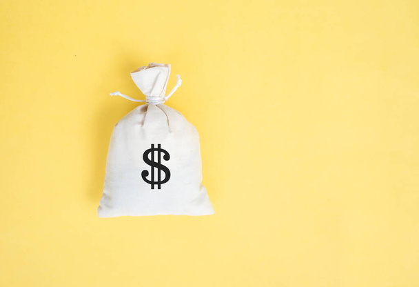taška na peníze na žlutém pozadí, minimální kreativní styl. - Fotografie, Obrázek