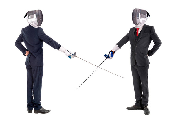 Maschio schermidori uomini d'affari, pronti per un duello isolato su sfondo bianco
 - Foto, immagini