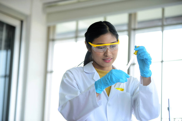 asiática cientista feminina em laboratório com tubo de ensaio
 - Foto, Imagem