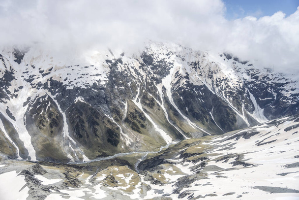 Anten, Taiaha Tepesi 'ndeki Elcho Stram dağ vadisinde kuzeydoğudan, Canterbury, Güney Adası, Yeni Zelanda' dan parlak bahar ışığı altında çekilmiş. - Fotoğraf, Görsel