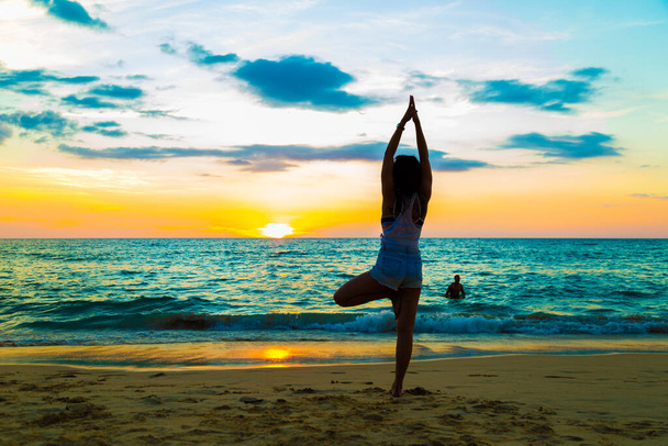 Giovani donne sane che praticano yoga al tramonto sulla spiaggia, concetto di stile di vita sano
 - Foto, immagini