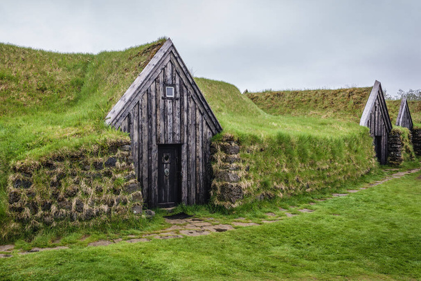 Keldur, Iceland - June 8, 2018: Keldur historic settlement, famous for oldest surviving turf buildings of this kind in Iceland - Foto, Imagem