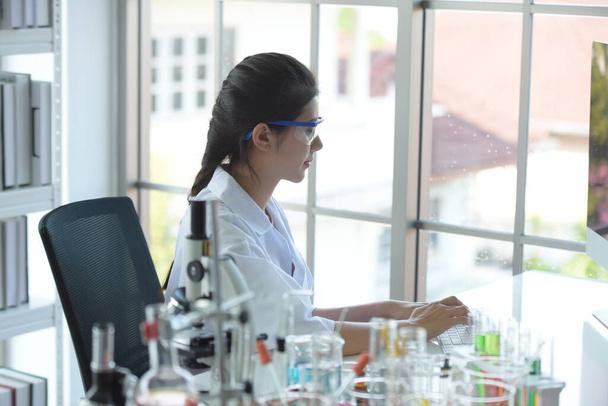 cientista feminina em laboratório trabalhando com microscópio
 - Foto, Imagem