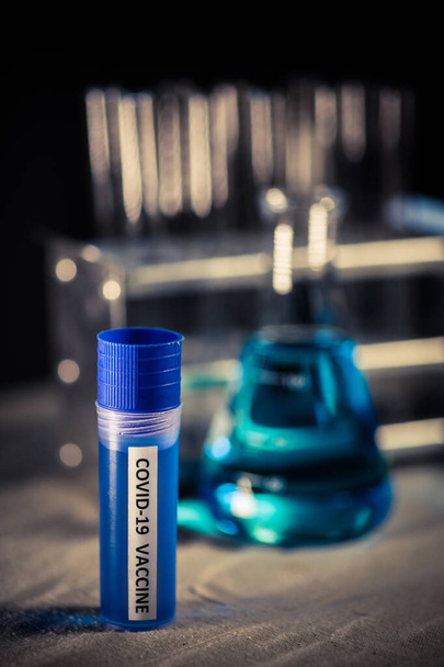 Image conceptuelle d'un receveur contenant un vaccin contre le coronavirus COVID-19, en laboratoire
. - Photo, image