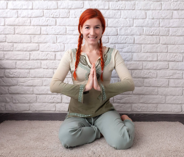 Молодая женщина веселится дома с некоторыми представлениями йоги
. - Фото, изображение