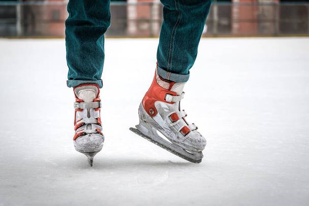 氷の上の古いスケート場に足を - 写真・画像