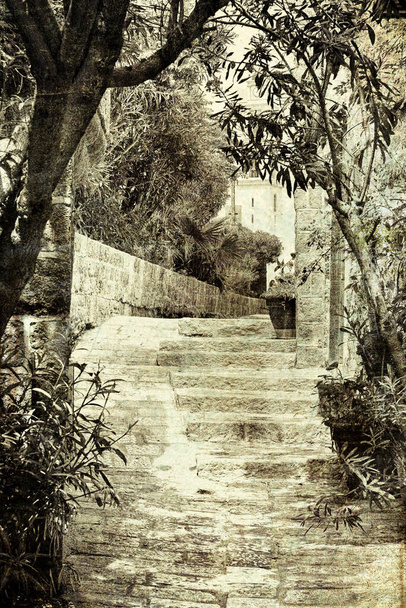 Obszar dawnej odrestaurowanej Jaffa w Izraelu. Starożytne kamienne schody w stylu arabskim w Old Jaffa, Tel Aviv. Vintage stylu stonowane zdjęcie - Zdjęcie, obraz